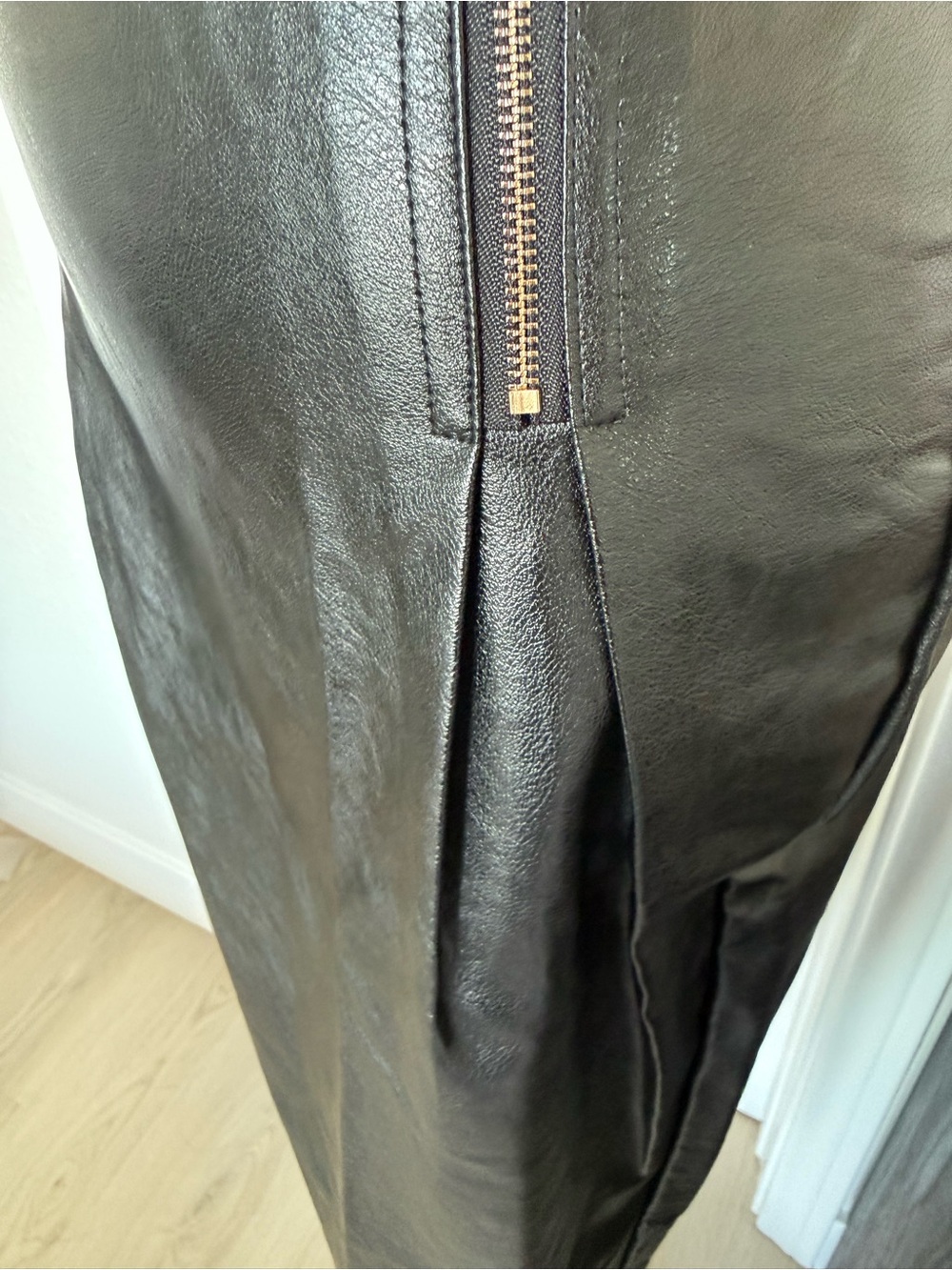 Micas Black Faux Leather High-Waist Midi Skirt NWT SZ Sm - Picture 4 of 10